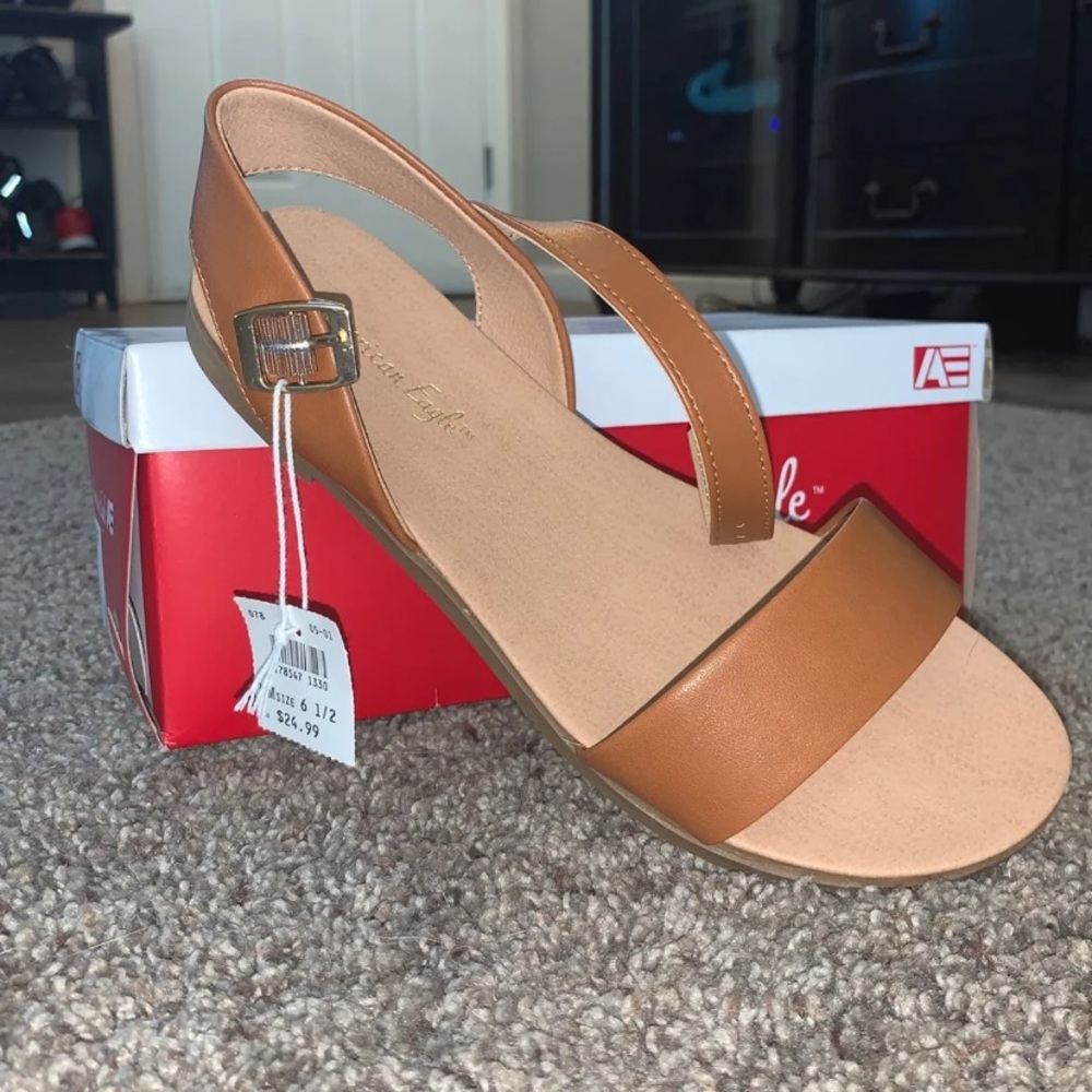 🦦American Eagle Sandals